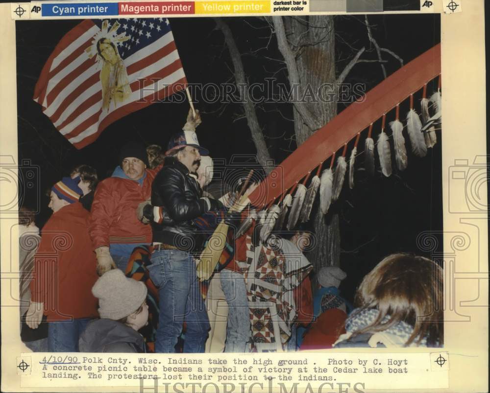 1990 Press Photo Polk County, WI Chippewa Indians rival spear fishing protesters - Historic Images