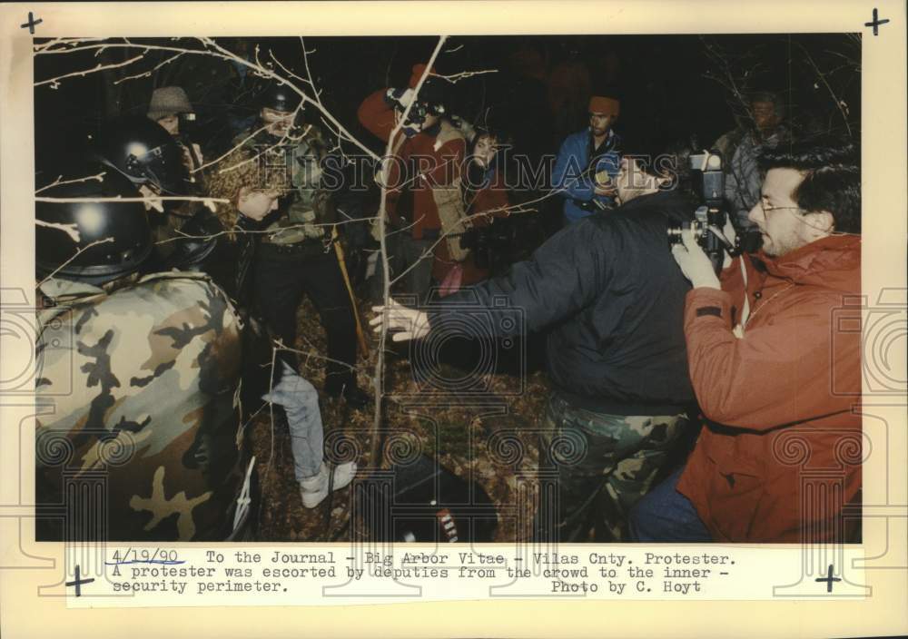 1990 Press Photo Chippewa Indian protester was escorted away by deputies, WI - Historic Images