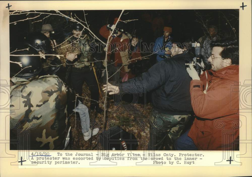 1990 Press Photo Chippewa Indian protester was escorted away by deputies, WI - Historic Images