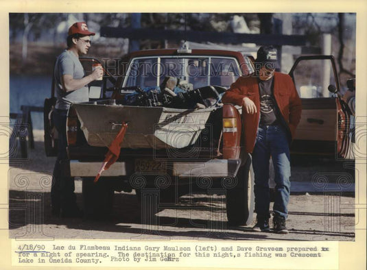 1990 Press Photo Garry Maulson, Dave Graveen Chippewa, prepare boat to spearfish - Historic Images