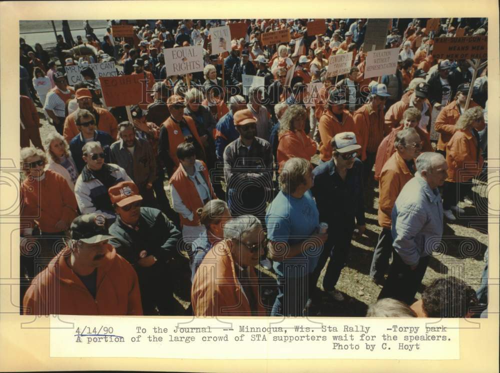 1990 Press Photo Chippewa, STA supporters at Rally wait for speakers, Wisconsin. - Historic Images