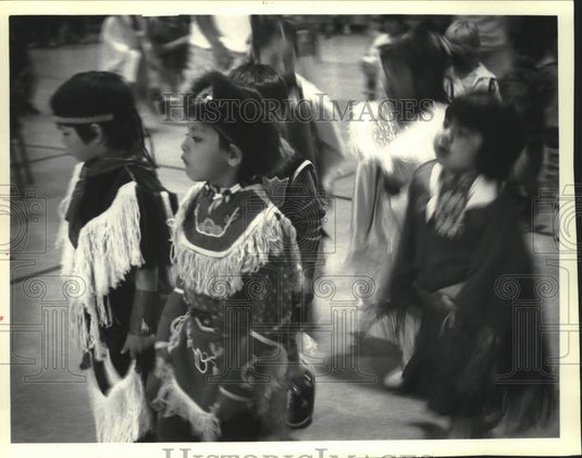 1990 Press Photo Chippewa students dance during powwow at school in Odanah. - Historic Images