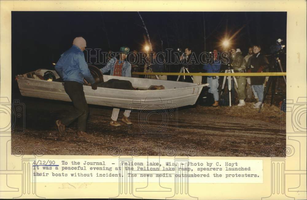 1990 Press Photo Chippewa launch boat to spearfish in front of media, Wisconsin. - Historic Images