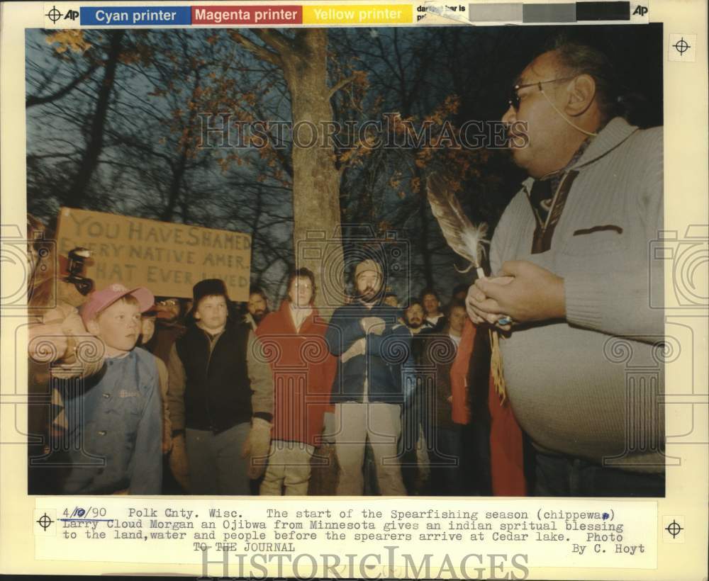 1990 Press Photo Larry Morgan a Ojibwa does fishing blessing, others, Wisconsin. - Historic Images