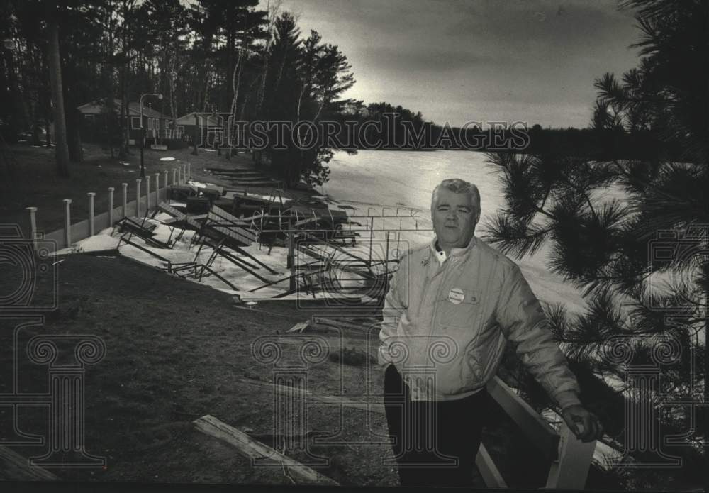 1990 Press Photo Don Brandenburg stands by his Maplewood Resort, talks tourism. - Historic Images