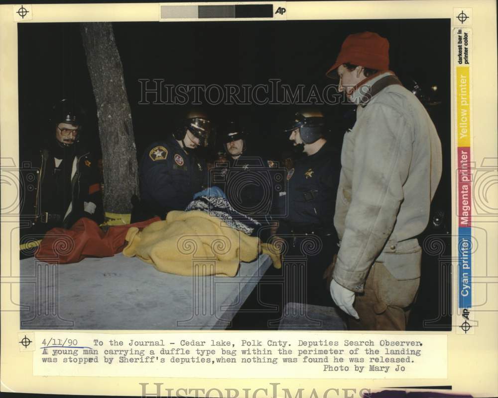 1990 Press Photo Sheriff&#39;s deputies search man&#39;s duffel bag at Cedar Lake - Historic Images