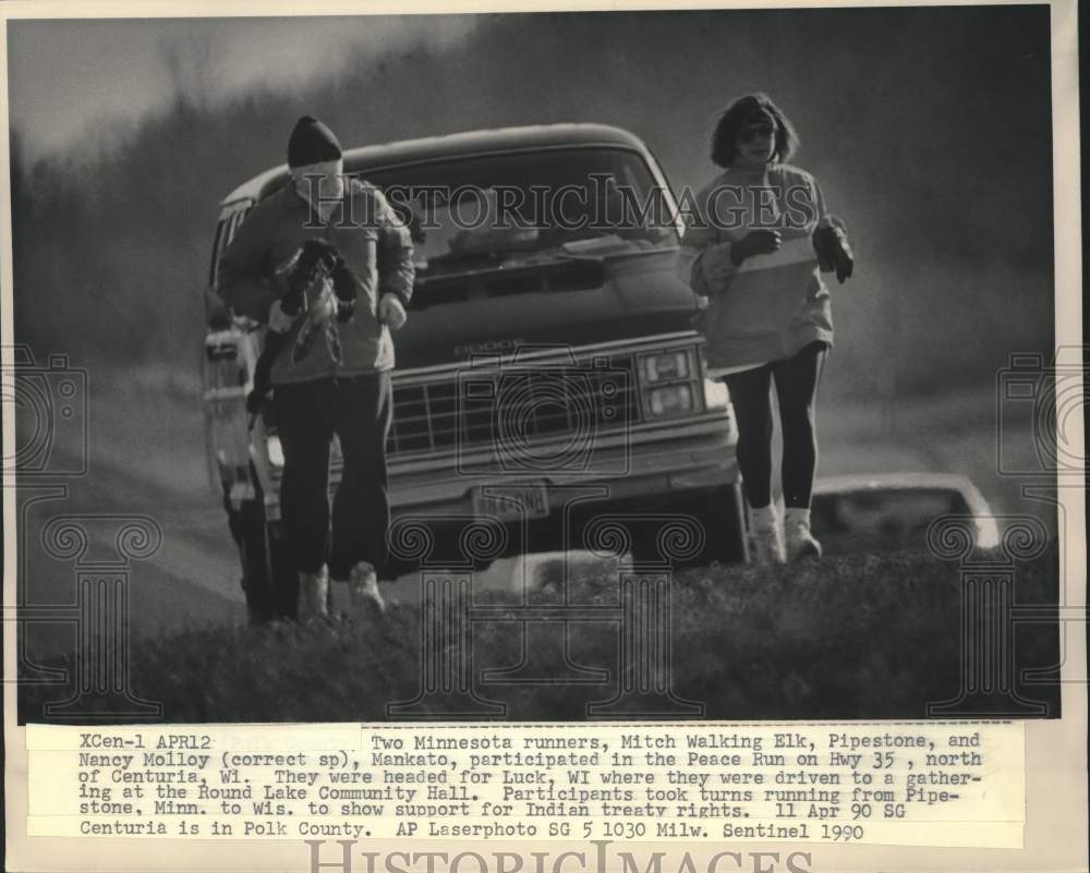 1990 Press Photo Minnesota runners Mitch Walking Elk &amp; Nancy Molloy in Peace Run - Historic Images