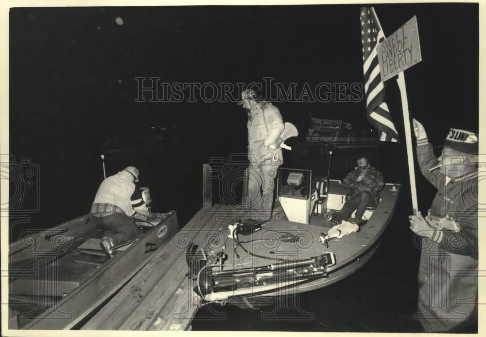 1991 Press Photo Lac du Flambeau Chippewa spear fisherman &amp; protesters - Historic Images