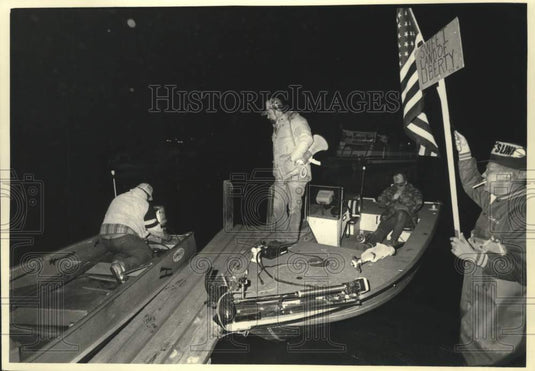 1991 Press Photo Lac du Flambeau Chippewa spear fisherman & protesters - Historic Images