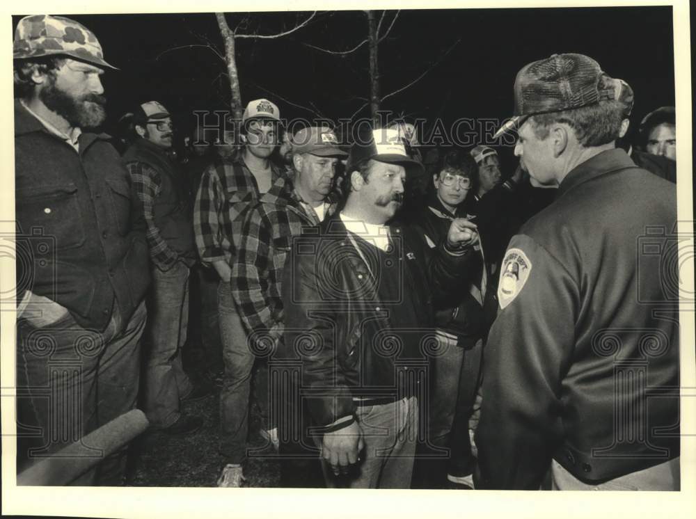 1987 Press Photo Sheriff&#39;s deputy faces treaty rights protesters at Star Lake - Historic Images