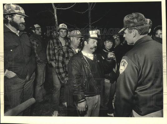 1987 Press Photo Sheriff's deputy faces treaty rights protesters at Star Lake - Historic Images
