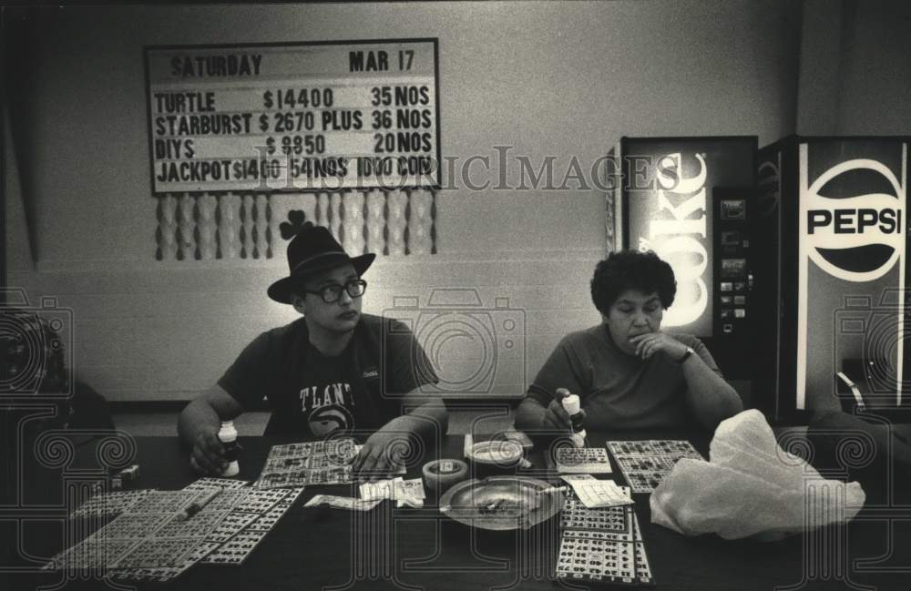 1990 Press Photo Brian Maki &amp; his mother Joyce at the Lac du Flambeau Bingo Hall - Historic Images