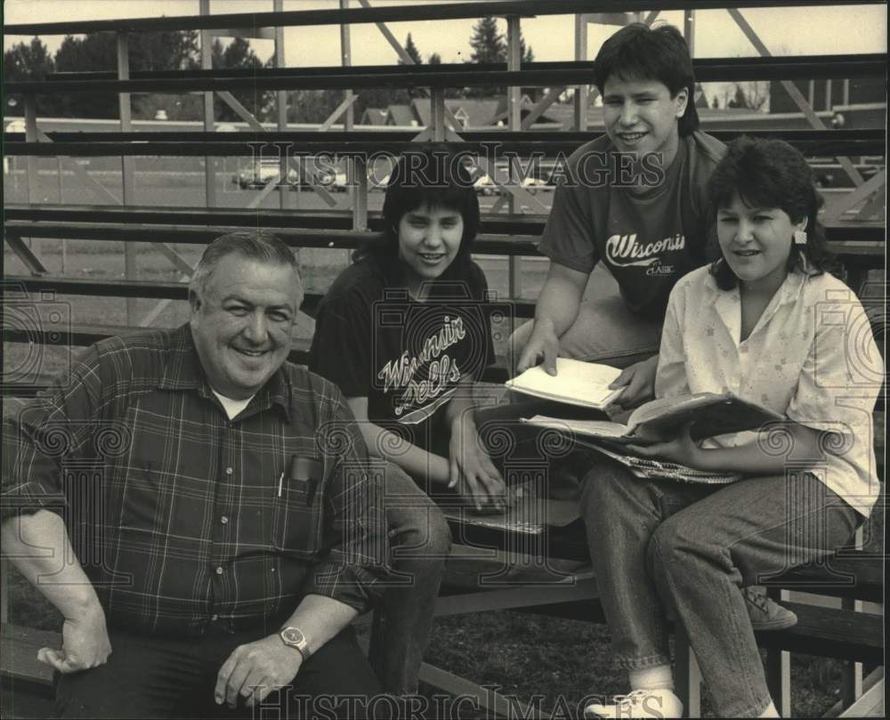 1987 Press Photo Home/school coordinator Art Tainter with Sawyer County students - Historic Images