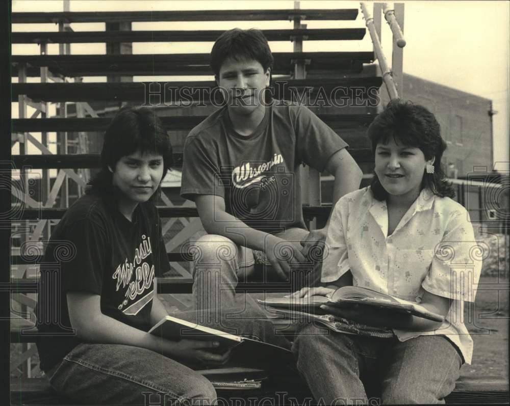 1987 Press Photo Chippewa students Shondel Barber, Melissa Tribble &amp; friend - Historic Images