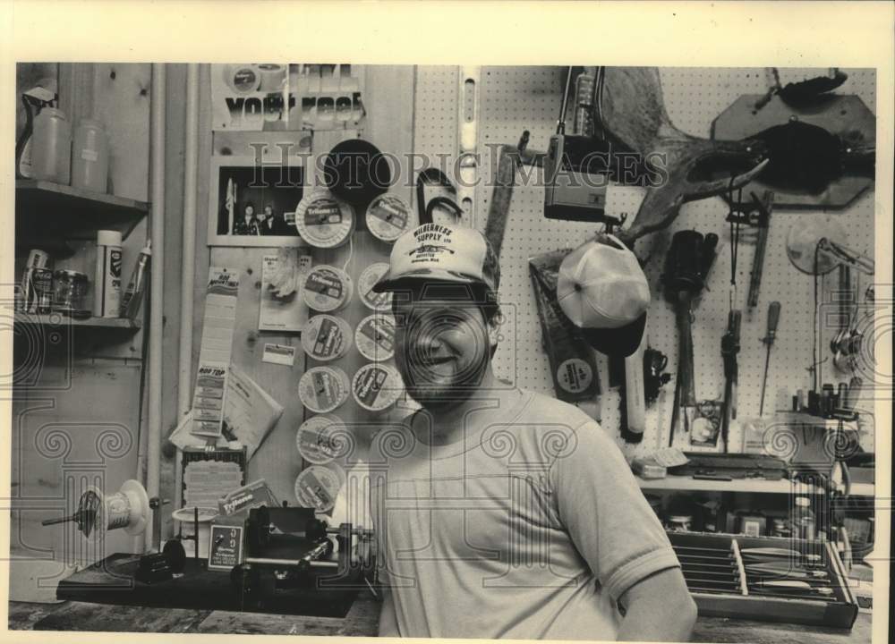 1984 Press Photo Henry Hoefferle in his Wilderness Supply Co. store in Michigan - Historic Images