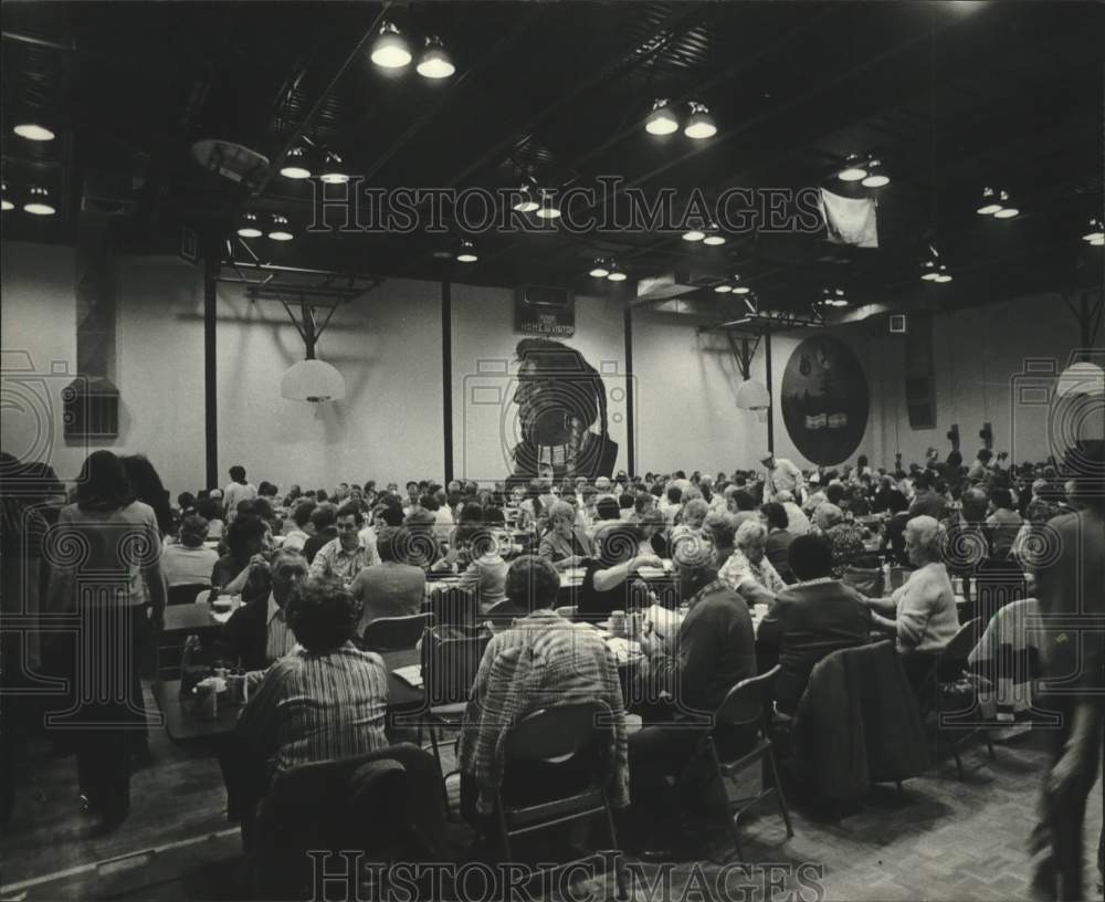 1982 Press Photo Bingo nights at the Oneida memorial building in Wisconsin - Historic Images