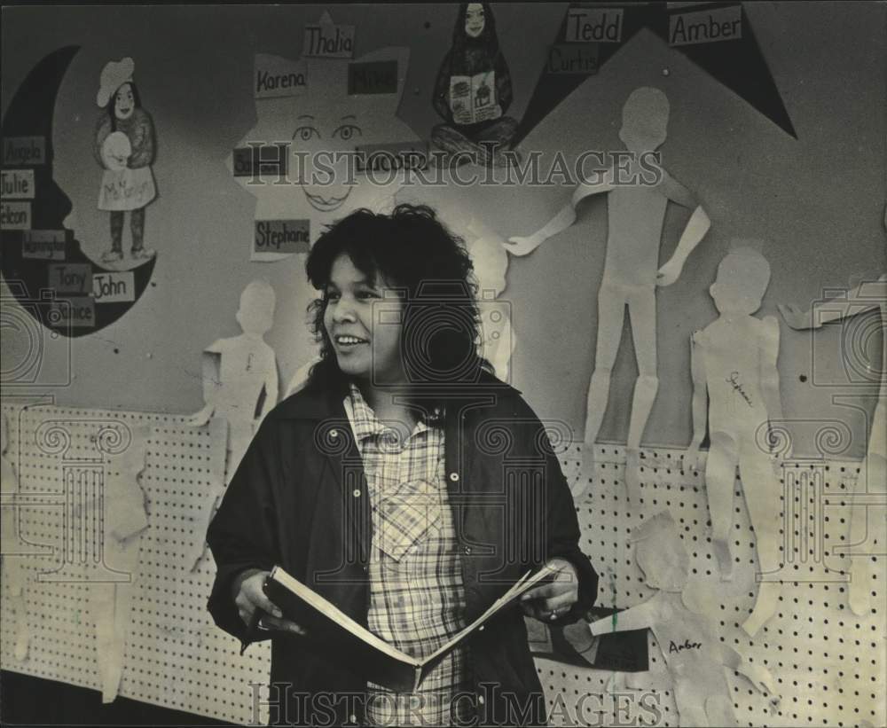 1982 Press Photo Cleo Littlegeorge, Teacher&#39;s aide, Winnebago Head Start Program - Historic Images