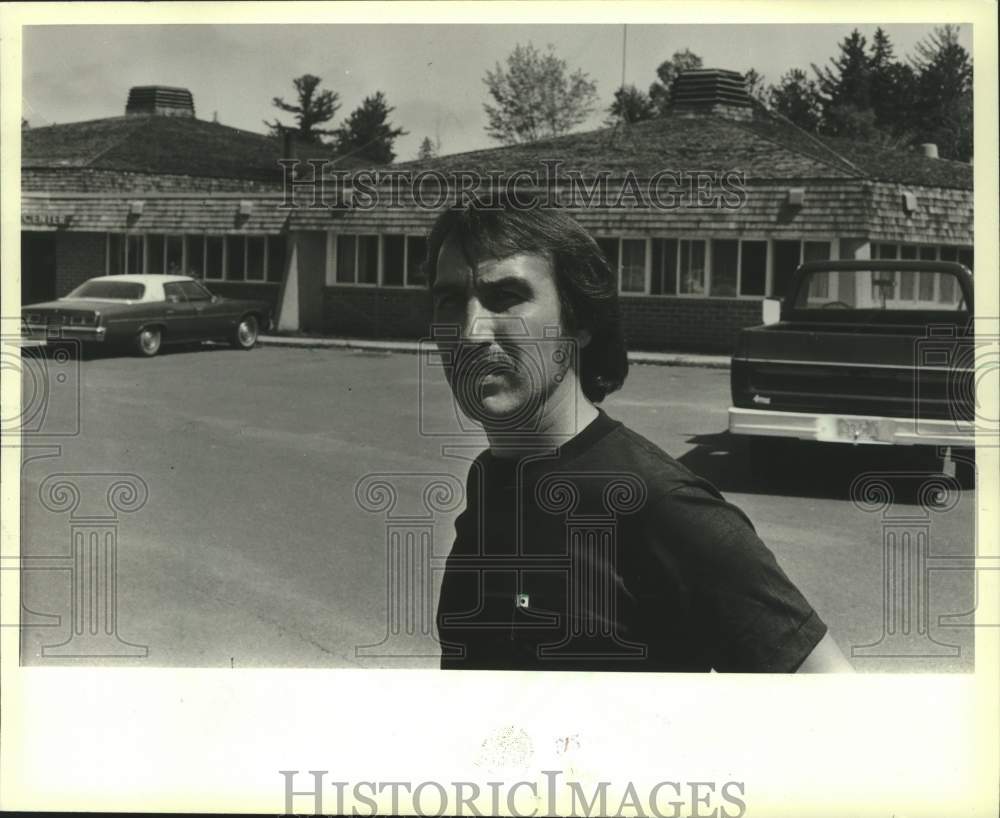 1982 Press Photo Ojibwa leader Vernon Stone, tribal chairman at Bad River - Historic Images