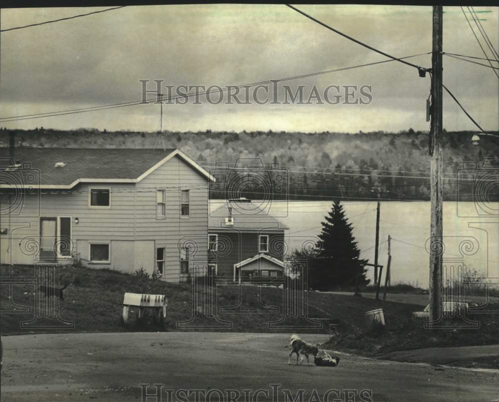1982 Press Photo Red Cliff Native American Reservation Homes On Lake Superior - Historic Images