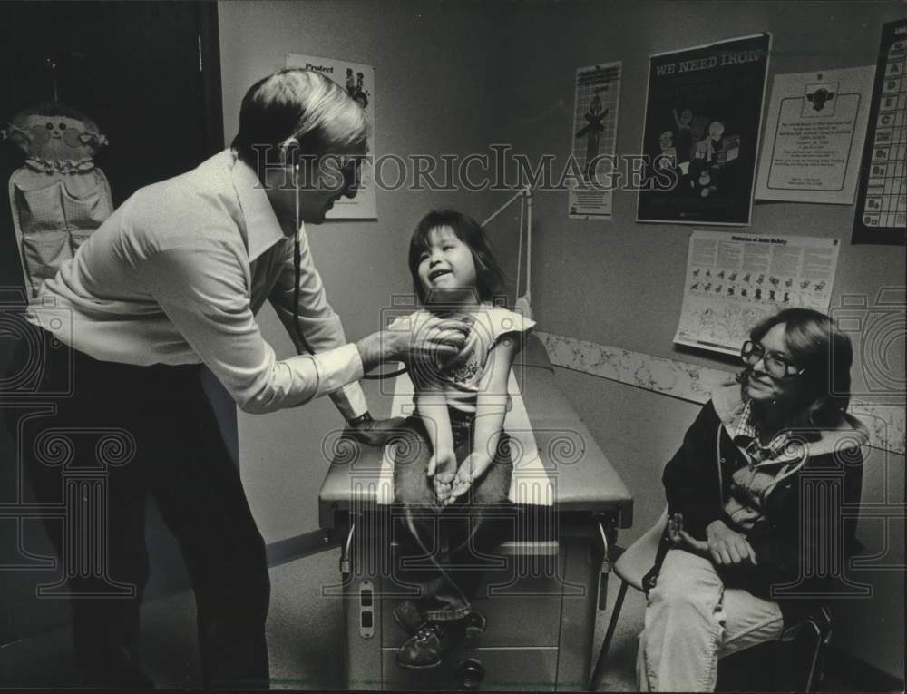 1982 Press Photo Duane Rommel Checks Child At Milwaukee Indian Health Center - Historic Images