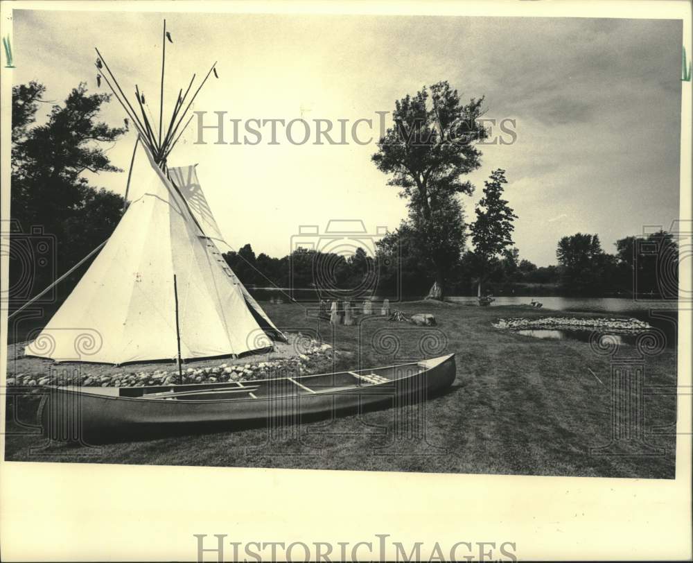 1984 Press Photo Native American Sioux Tepee Replica And Canoe At Waubeka - Historic Images