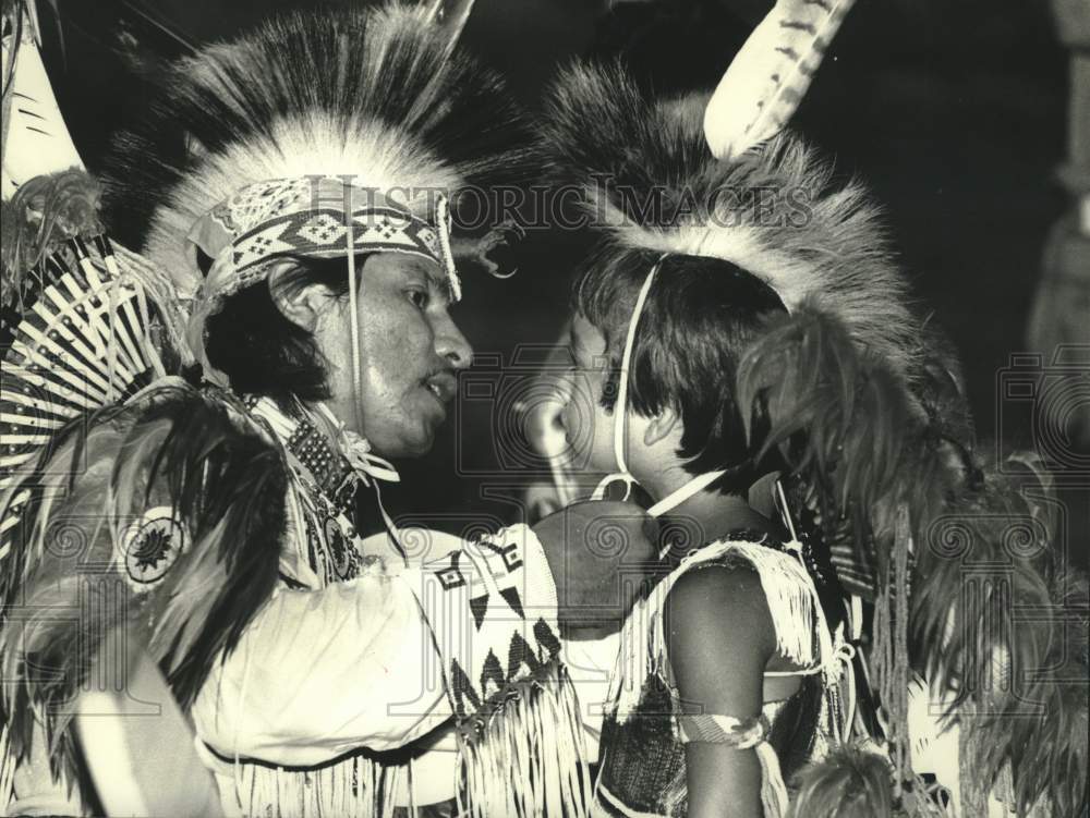 1989 Press Photo Darwin Thunder Helps Darrell Hill Dress For Start Of Powwow - Historic Images