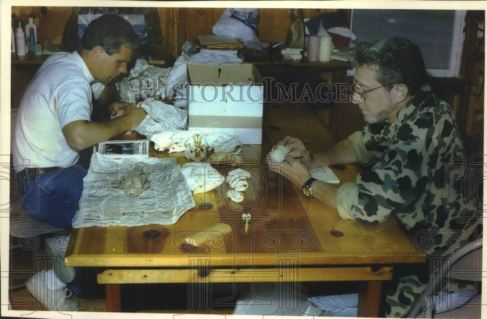 1993 Press Photo David Kuchuk And Cork Hodges Try To Identify Skulls At Seminar - Historic Images