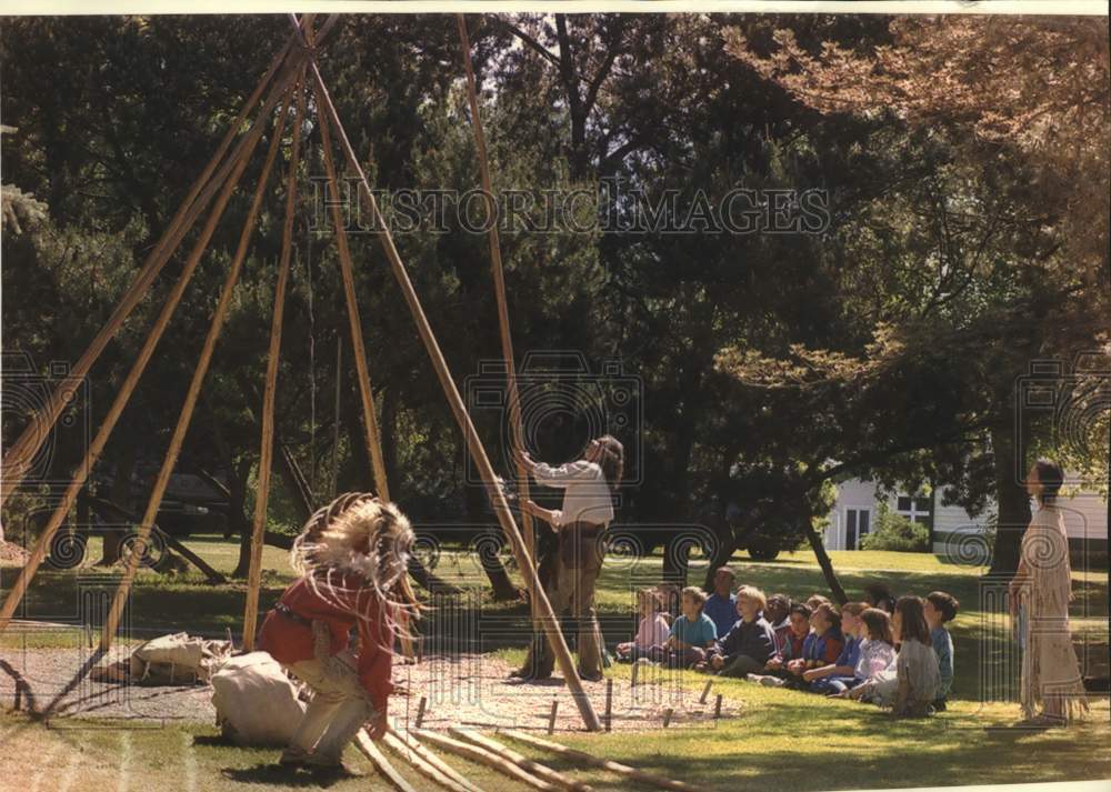 1994 Press Photo Native American Gary Poetzi Shows Children How To Raise Teepee - Historic Images