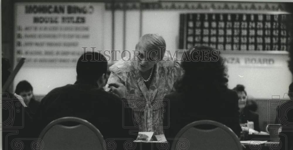 1994 Press Photo Stockbridge-Munsee Reservation Gaming Class By Nancy Colder - Historic Images