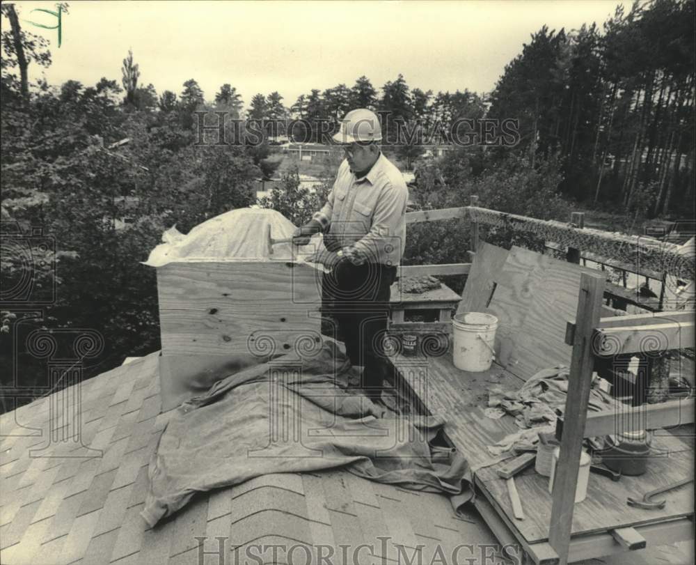 1984 Press Photo Virgil Wrege Seals Chimney on Lac du Flambeau Reservation - Historic Images