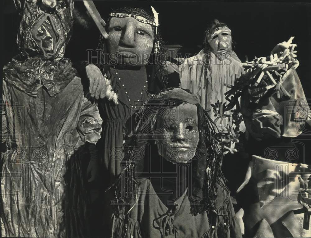 1991 Press Photo Wisconsin Teens as roles of Indian legends &quot;Feather Tales&quot; - Historic Images