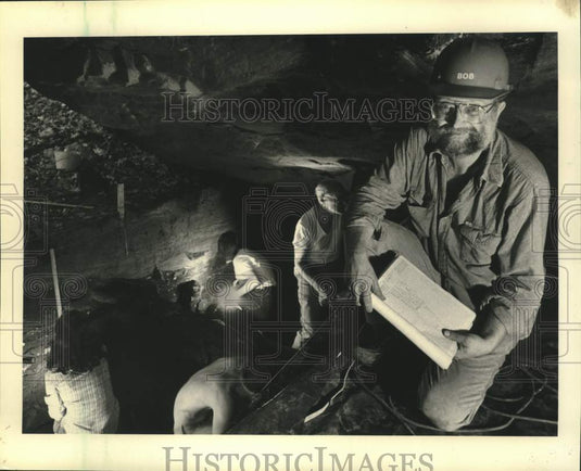 1984 Press Photo Professor Bob Salzer & volunteers inside a cave gather info, WI - Historic Images