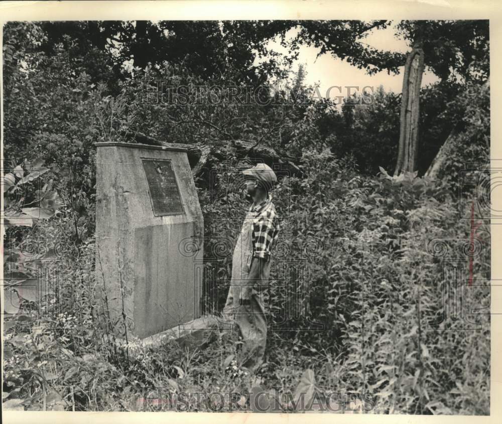 1964 Press Photo Milo Rundle found a monument for Battle of Pecatonica, WI- Historic Images