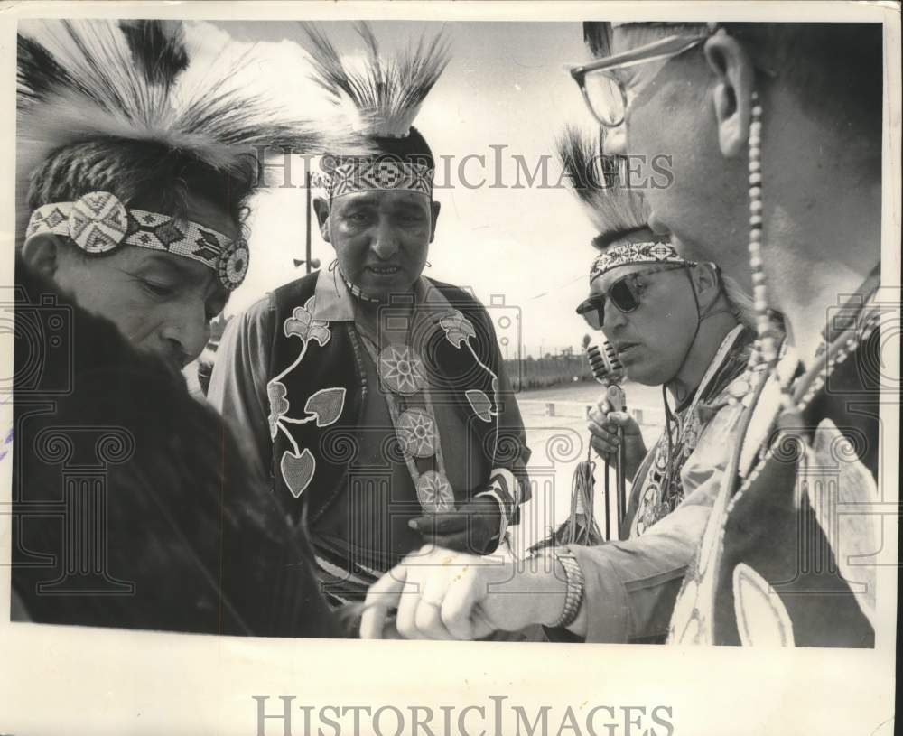 1963 Press Photo Native American dance judges discuss the dancers in Wisconsin - Historic Images