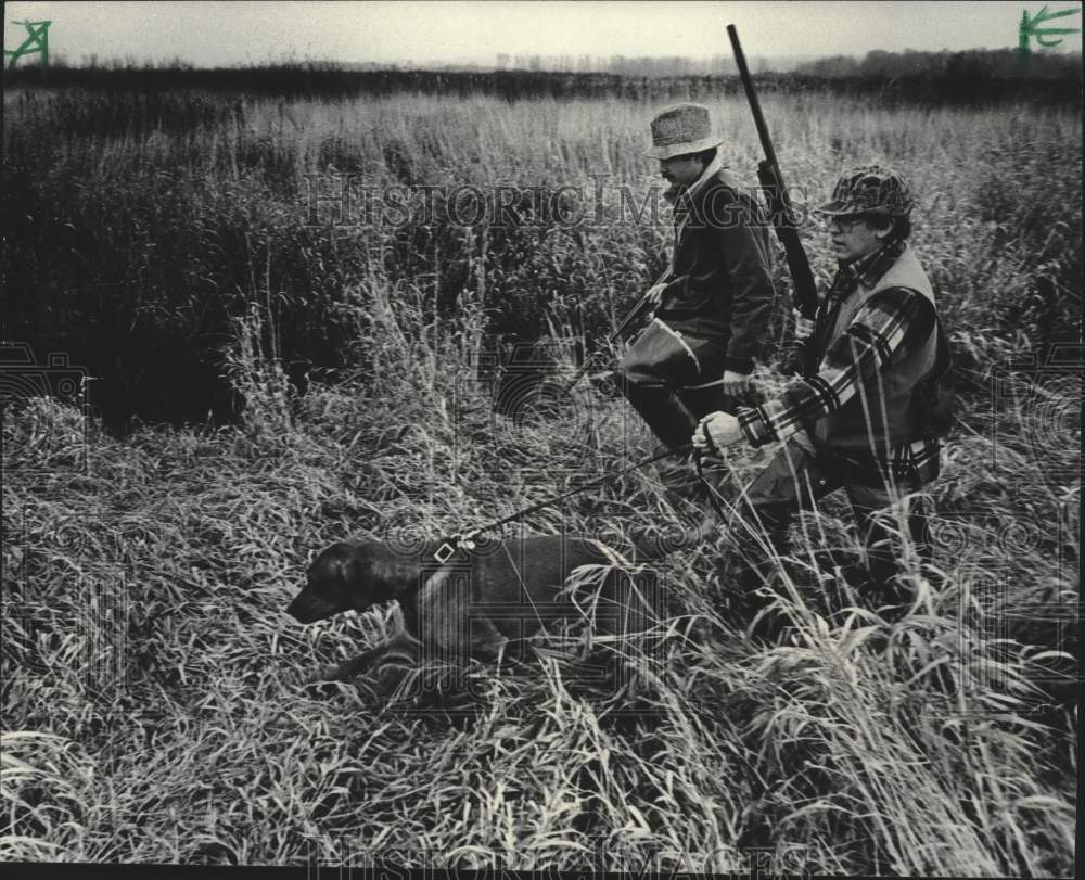 1982 Press Photo Wisconsin Native Americans hunting pheasants - mjc38813 - Historic Images