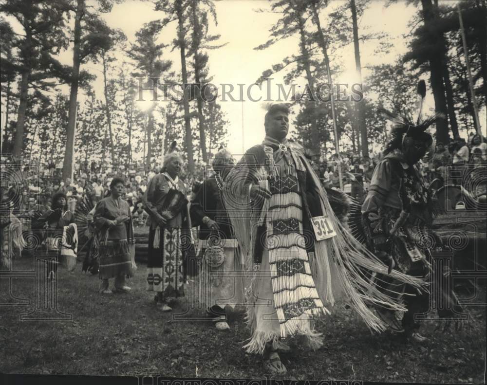 1992 Press Photo Native Americans dance at Menominee Nations Pow-Wow - Historic Images