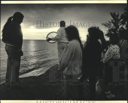 1986 Press Photo Menominee Indians participate in ceremony at Bay View Park - Historic Images