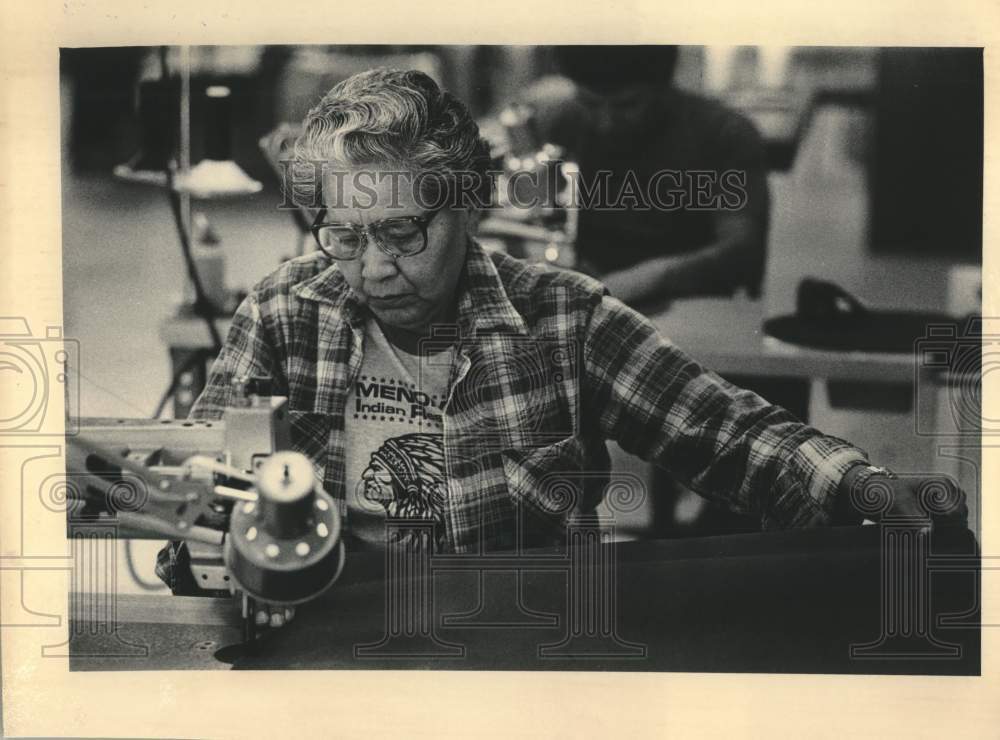 1984 Press Photo Menomonee woman at work in Wisconsin - mjc38828 - Historic Images