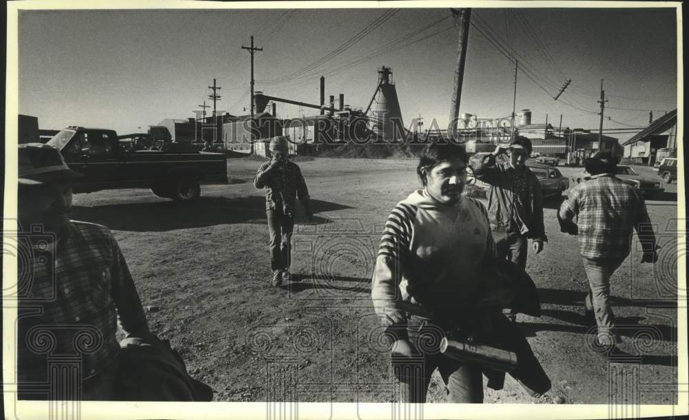 1984 Press Photo Workers at the Menomonee Tribal Sawmill, Wisconsin - mjc38829 - Historic Images