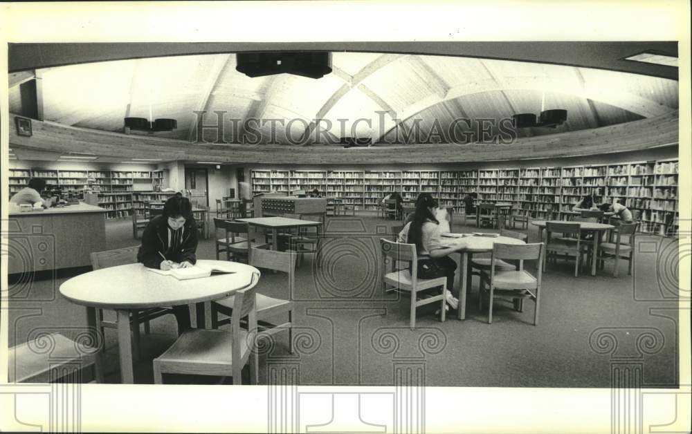 1984 Press Photo Students Use Library at Indian Reservation High School - Historic Images