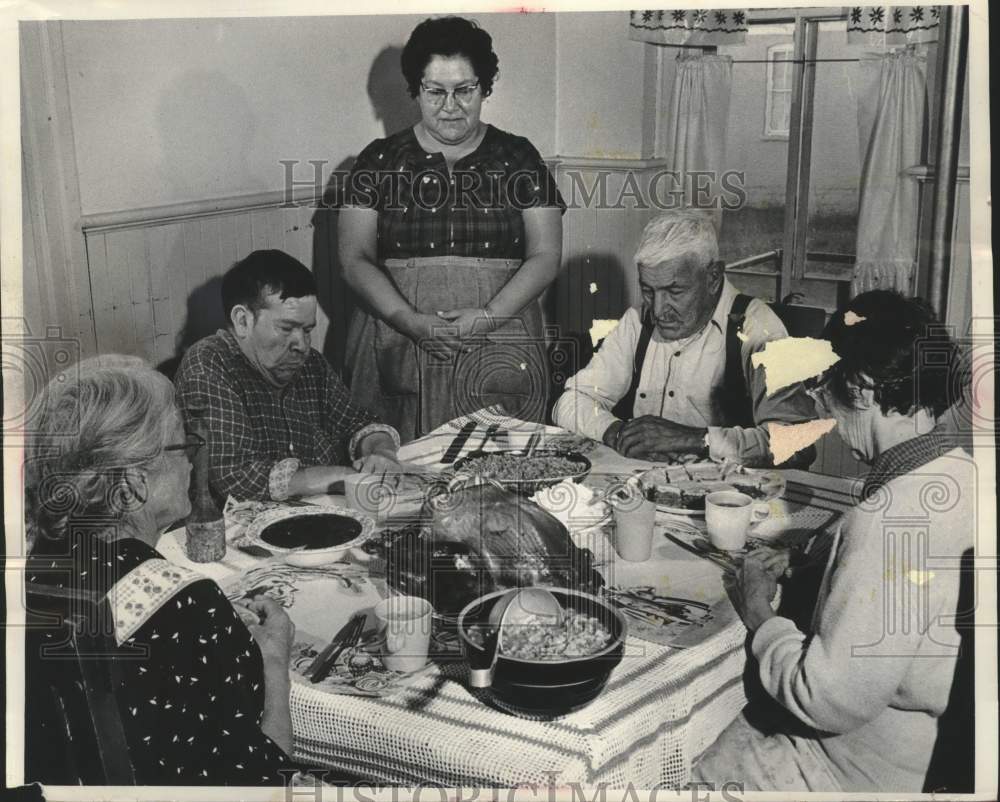 1984 Press Photo Thanksgiving Prayers Offered by Menominee Indian Tribe Members - Historic Images