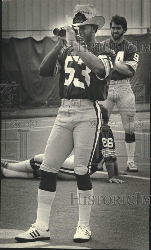 1981 Press Photo Green Bay Packers football's Mike Douglass focuses his camera - Historic Images