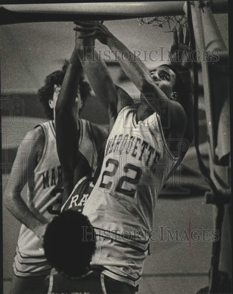 1982 Press Photo Marquette basketball's Dwayne Johnson leaps for a rebound - Historic Images