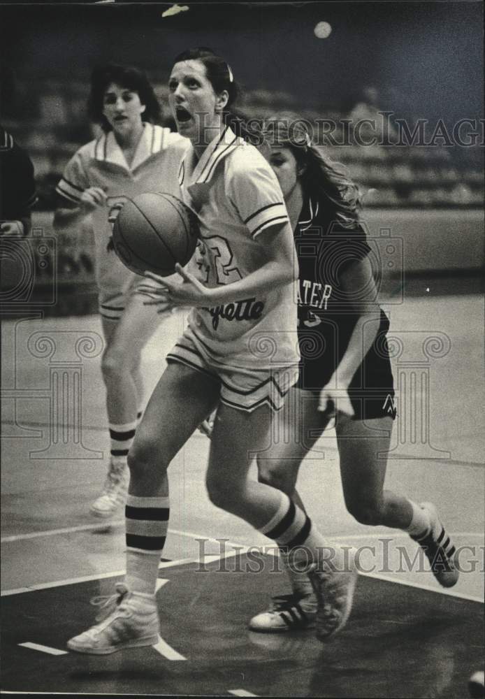 1982 Press Photo Marquette basketball&#39;s Lisa Morin drives toward the basket - Historic Images