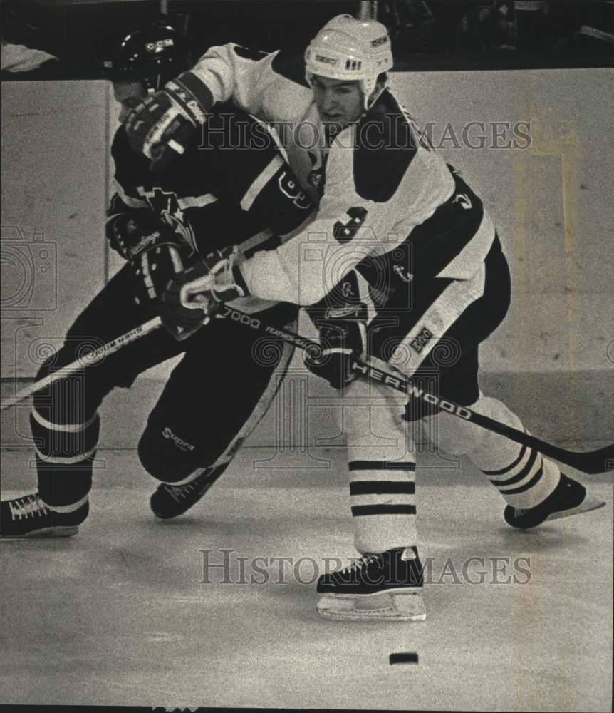 1989 Press Photo Steve Veilleux of the Milwaukee Admirals and Bob Lakso - Historic Images