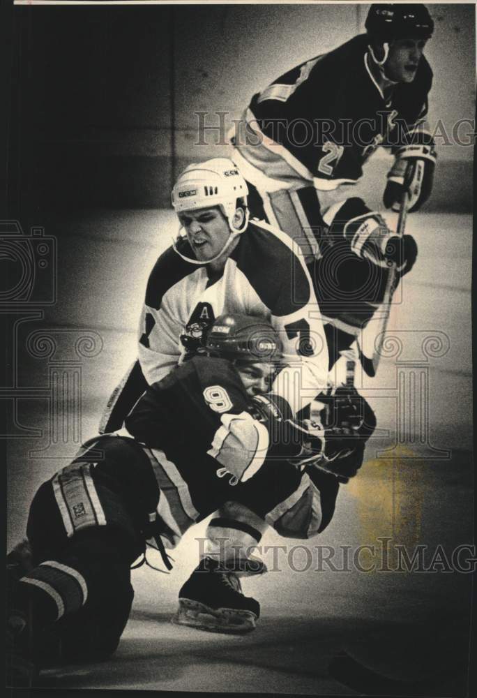 1991 Press Photo Brian Blad of the Milwaukee Admirals and Kevin Miehm - Historic Images