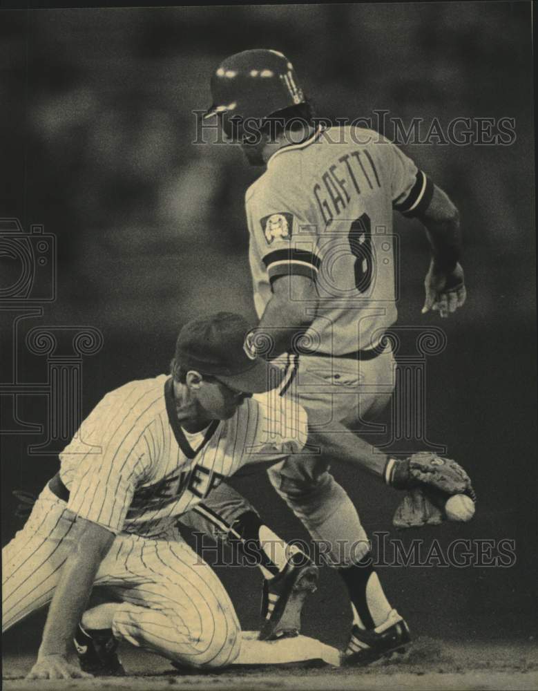 1986 Press Photo Jim Gantner of the Milwaukee&#39;s Brewers saves second base - Historic Images