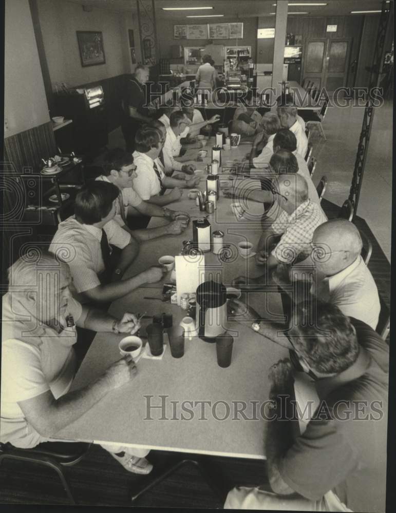 1981 Press Photo Members of Martha&#39;s Coffee Club gathered at Randy&#39;s, Wisconsin - Historic Images