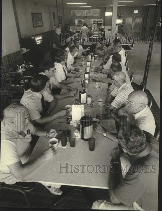 1981 Press Photo Members of Martha's Coffee Club gathered at Randy's, Wisconsin - Historic Images