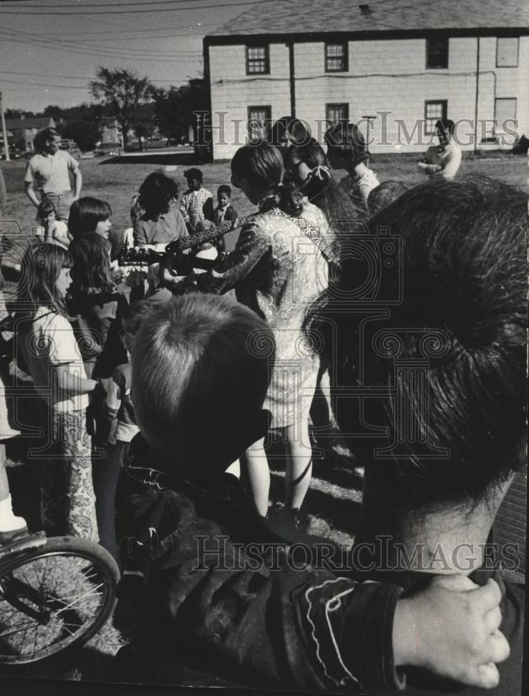 1969 Press Photo Sister Mary Gundrum at religious service for homeless people - Historic Images